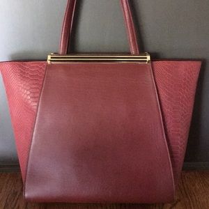 Large tote in maroon-color spectrum